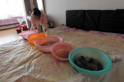 新源楼上漏水，住户失联，小区没物管，业主维权难！律师来支招……